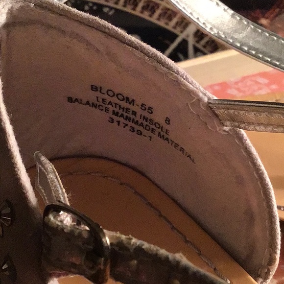 Bamboo Silver T-strap Sandals - Picture 7 of 9